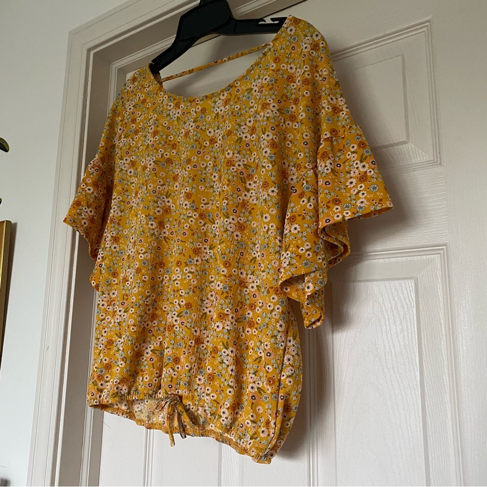 Full Circle Trends size large yellow floral top - Picture 3 of 8